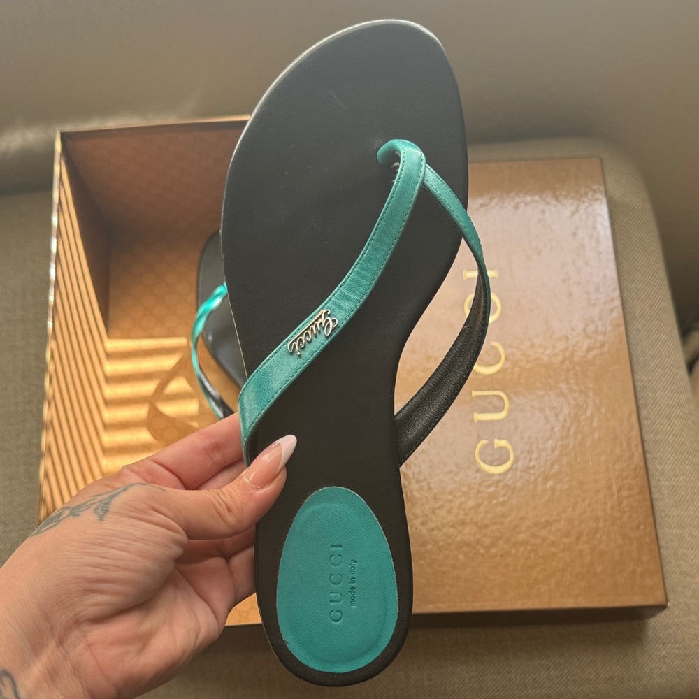 Gucci Women's Black and Teal Flip-Flop Sandals